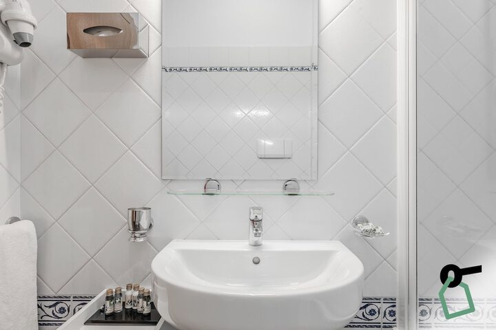 Room 33 of 72
