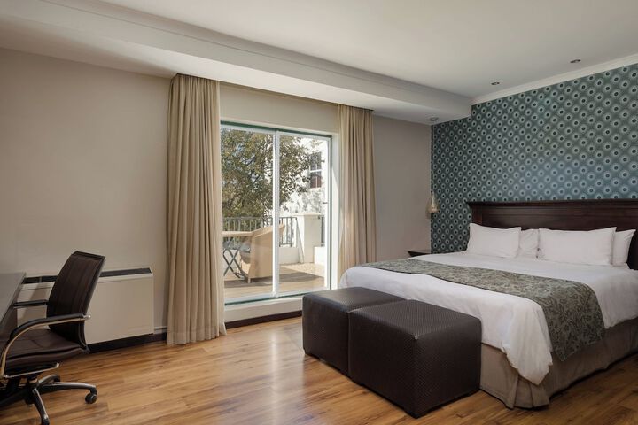 Room 28 of 77