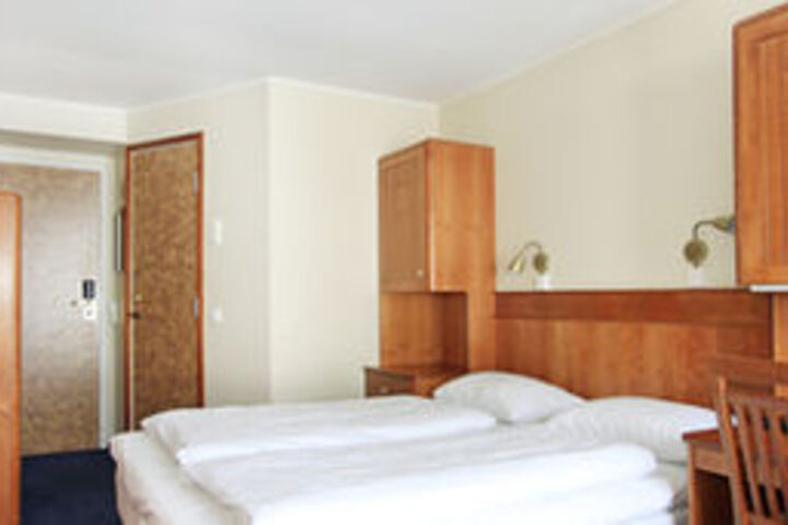 Room 11 of 38