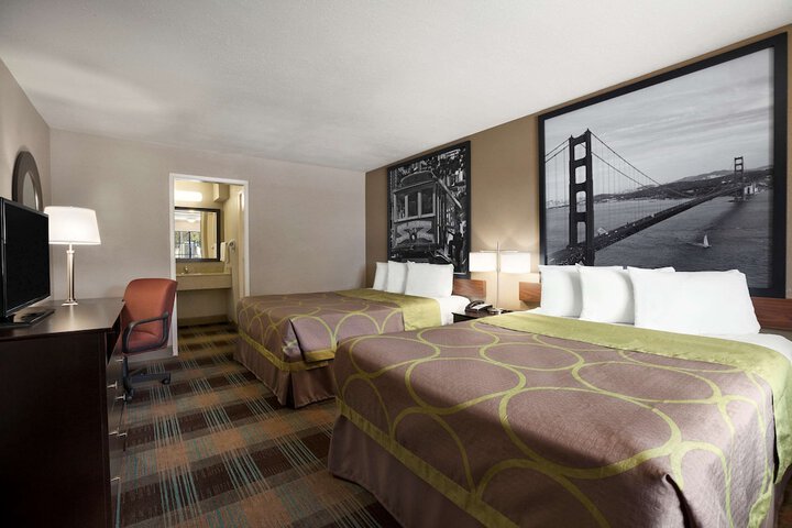 1 Queen Bed Mobility Hearing Impaired Accessible Room (4 of 15)