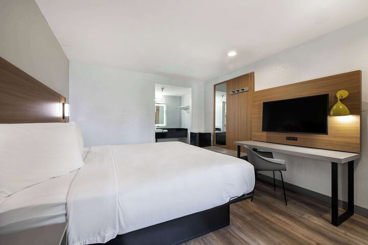 1 King Bed (9 of 11)