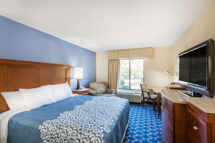 Deluxe King Bed (7 of 8)
