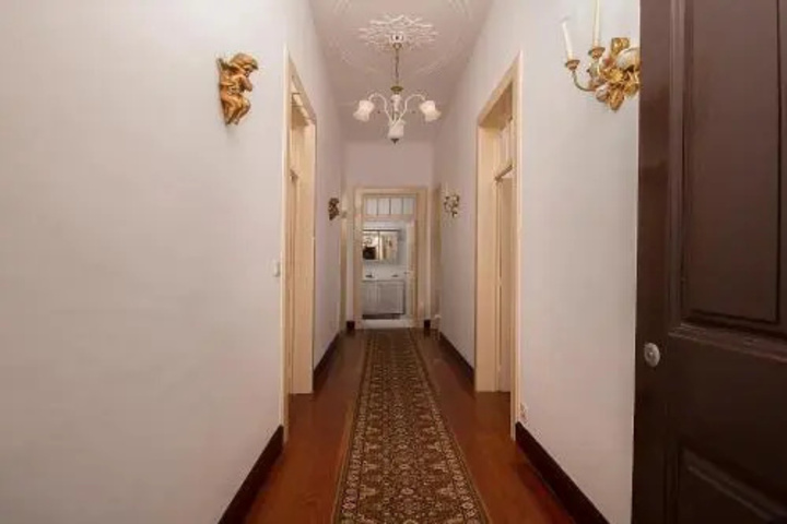 Room 10 of 16