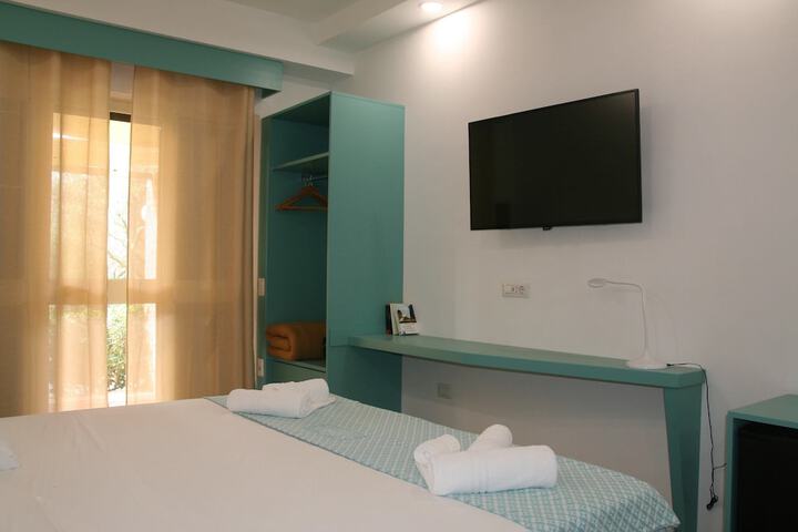 Room 4 of 32