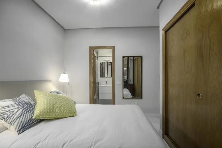 Room 4 of 12