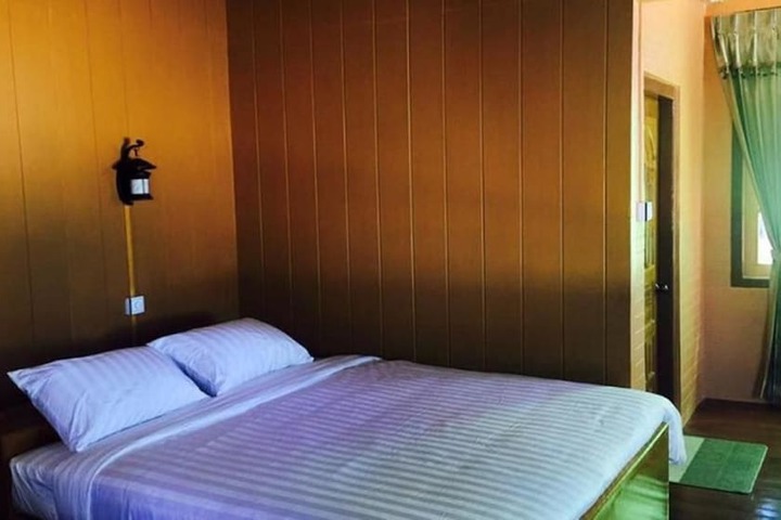 Room 11 of 16