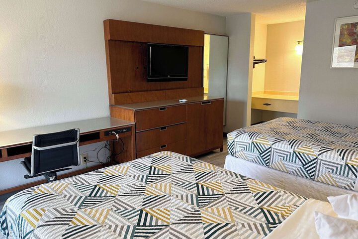 2 Queen Beds (4 of 4)