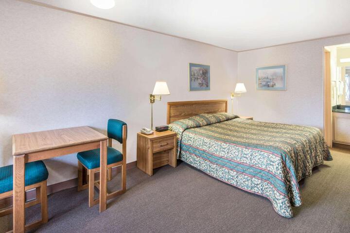 Standard Room, King or Two Doubles (6 of 6)
