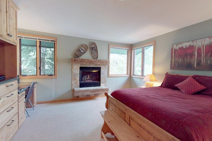 Room 4 of 136