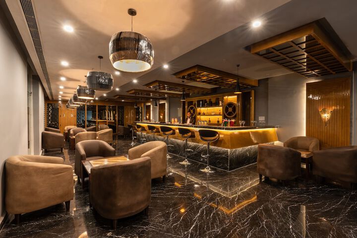Lounge 13 of 16