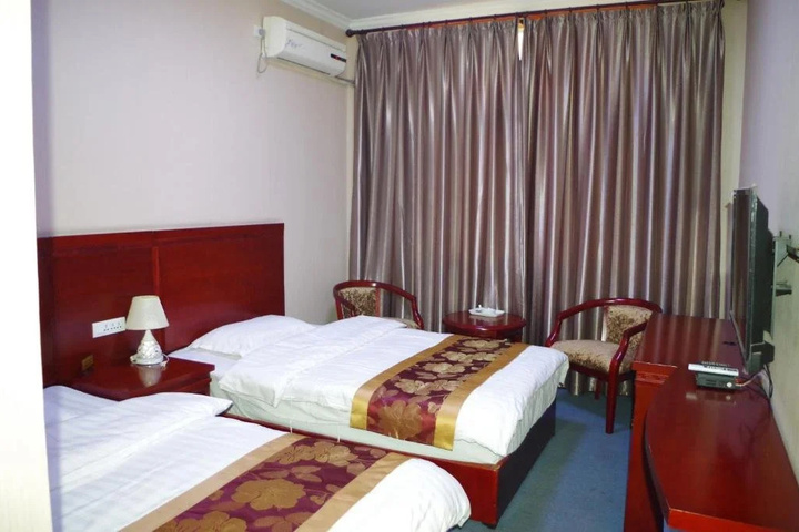 Room 6 of 12