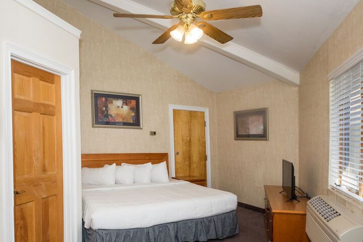 Deluxe King Bed (5 of 11)
