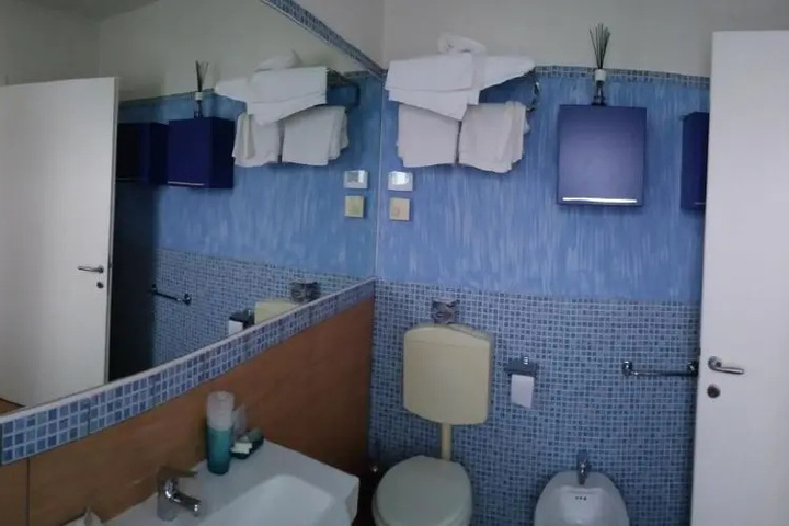 Room 6 of 12