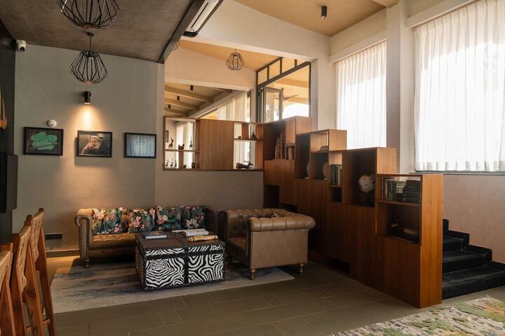 Lounge 21 of 28