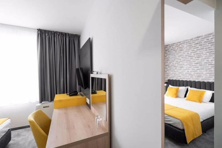 Room 9 of 35