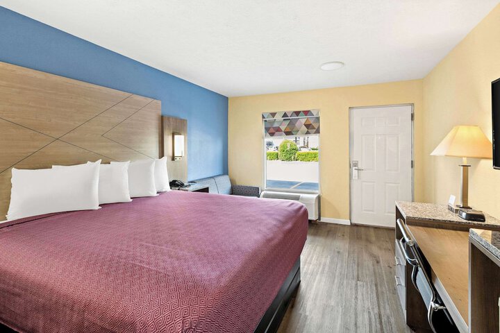 1 King Bed (15 of 18)