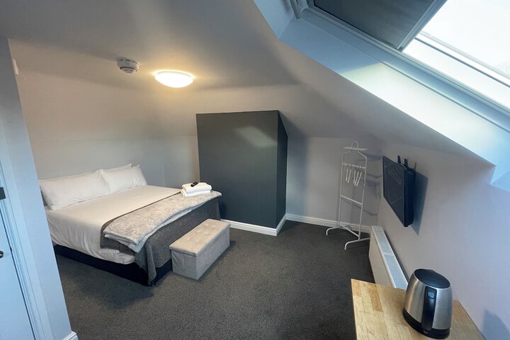 Room 2 of 8