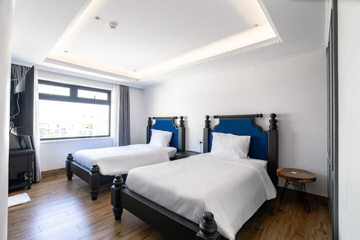 Room 8 of 33