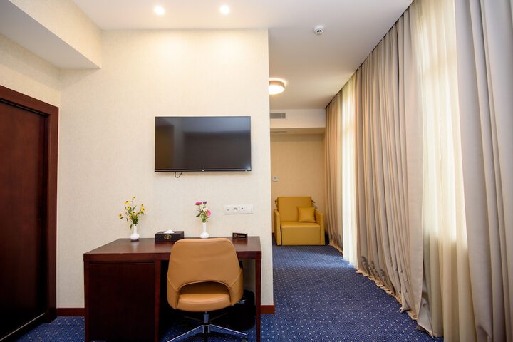 Room 10 of 80
