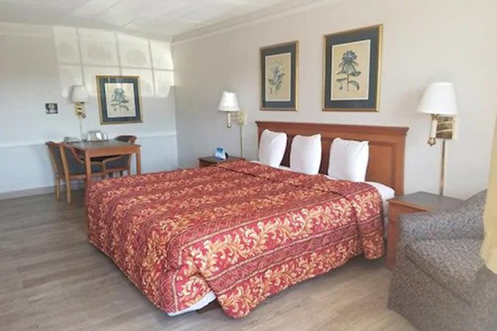 Comfort Room 1 King Bed (1 of 6)