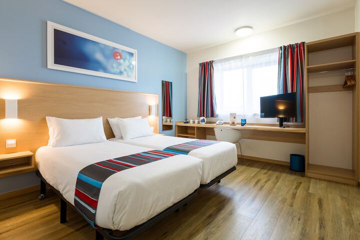 Room 10 of 32