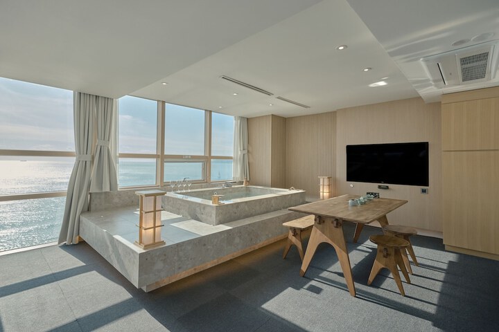 Room 53 of 224