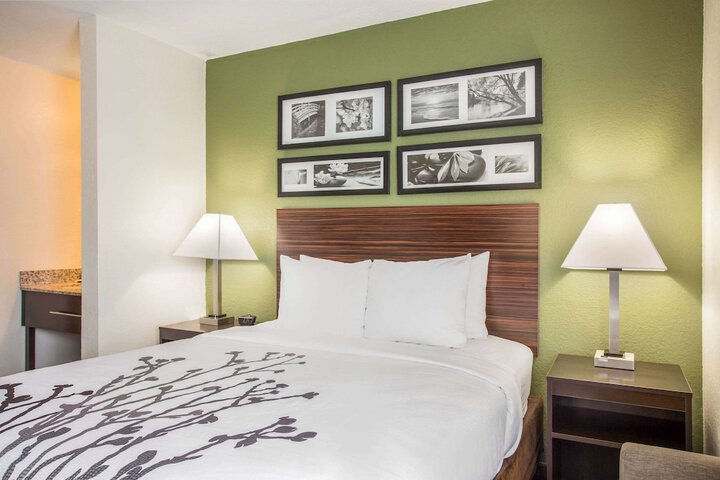 1 Queen Bed (2 of 13)