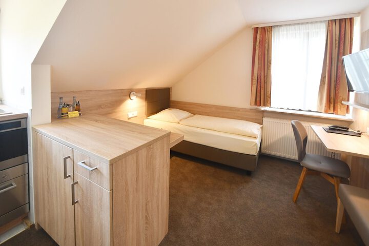 Room 4 of 83