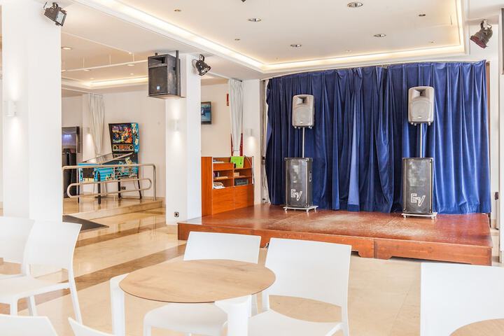 Lounge 21 of 27