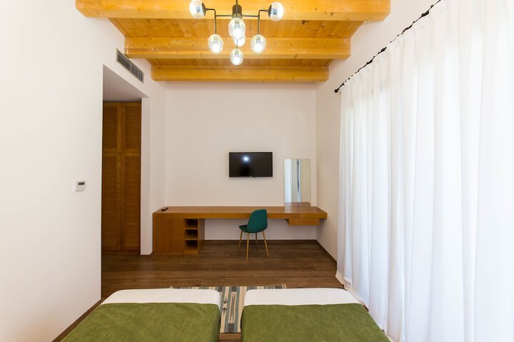 Room 17 of 46