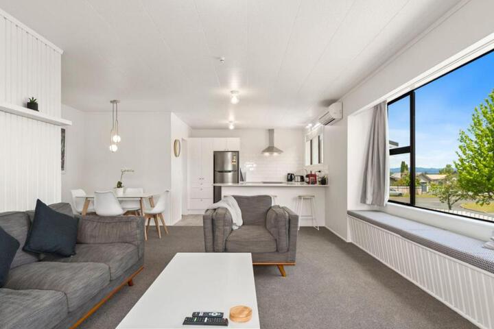 Garden Grove Gem - Lake Taupo Holiday Home