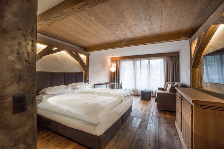 Room 4 of 73