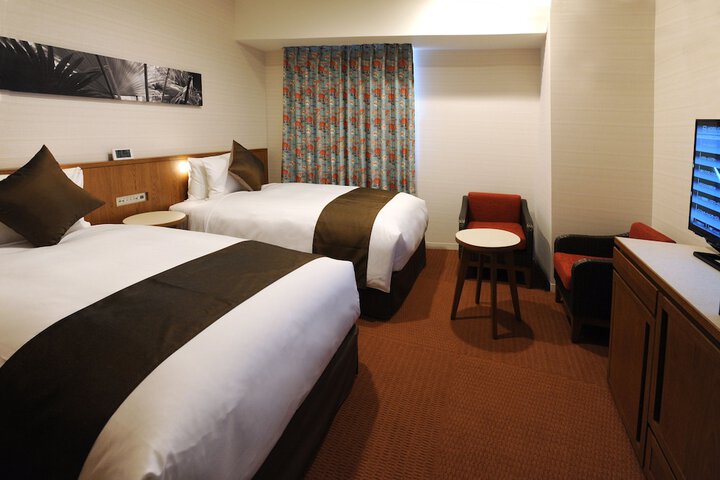 Room 8 of 104