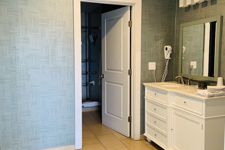 Room 28 of 48