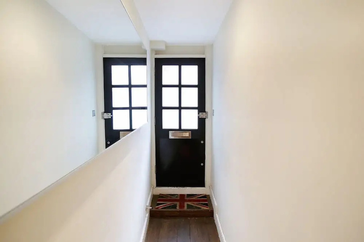 Room 9 of 10