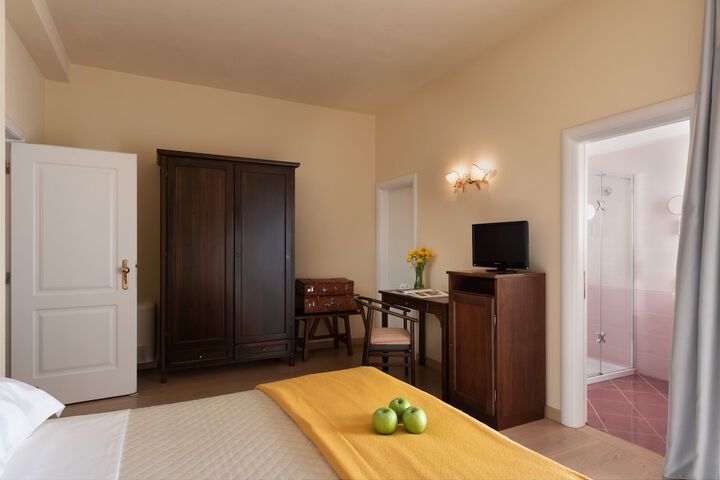 Room 5 of 62
