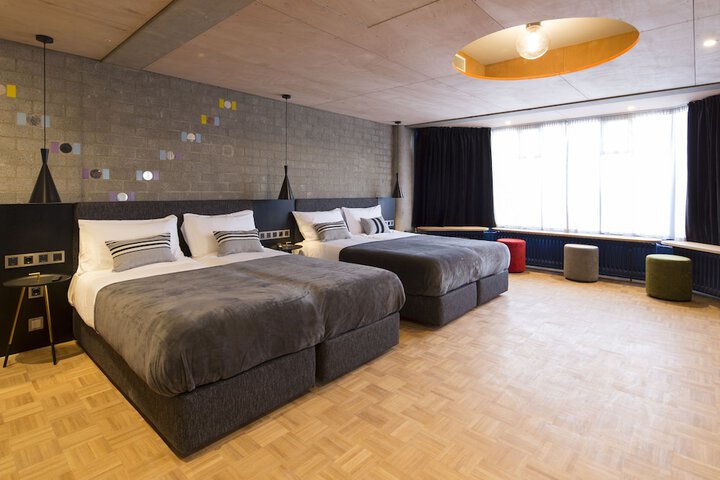 Room 33 of 65