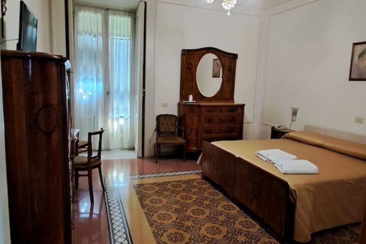 Room 5 of 110