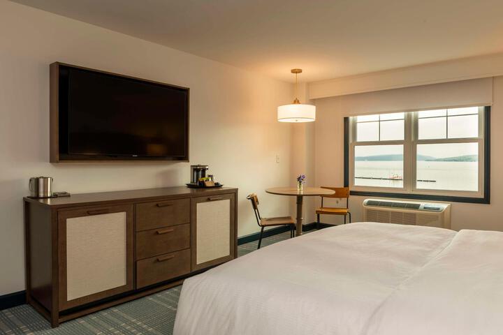 1 King Bed (13 of 17)