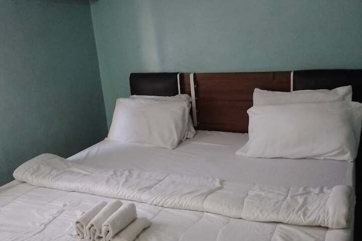 Room 6 of 33