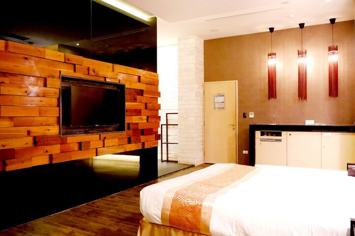 Room 5 of 81