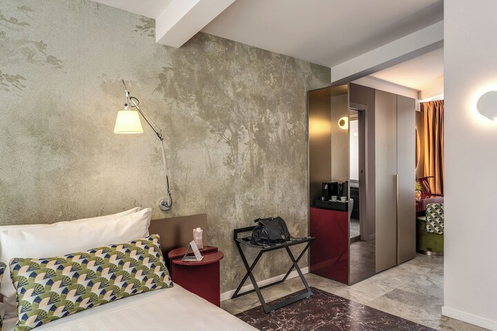Room 27 of 51