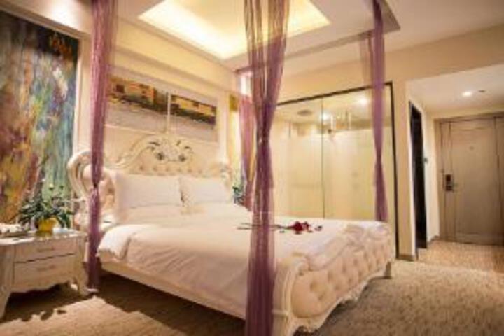 Room 10 of 11