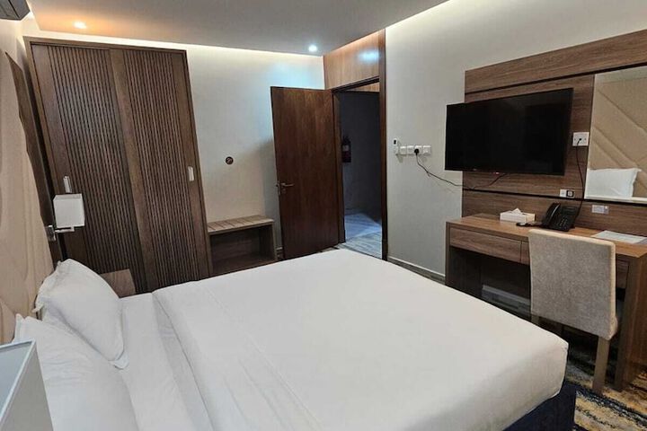 Room 7 of 13