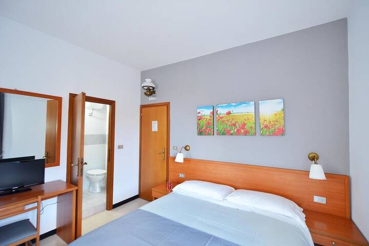 Room 13 of 32