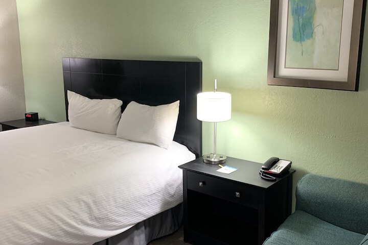 1 King Bed Work Desk Work Space Table and Chairs Microwave and Refrigerator, Coffee and Tea Maker Full Breakfast (32 of 40)