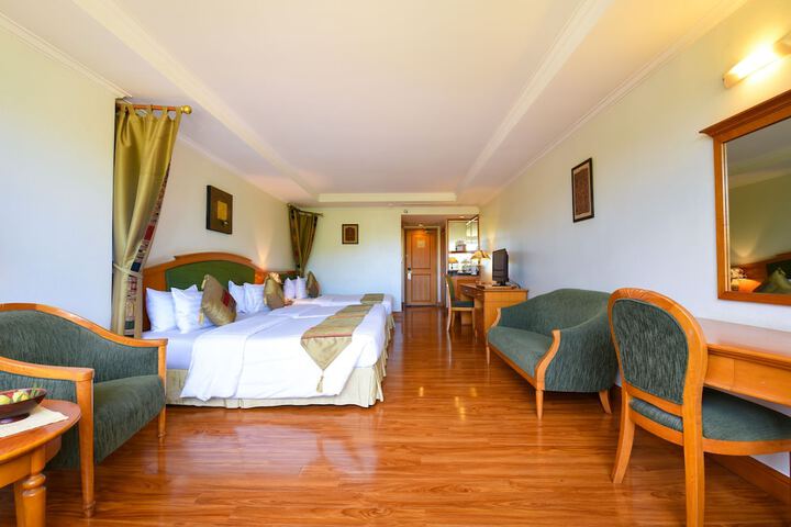 Room 33 of 174