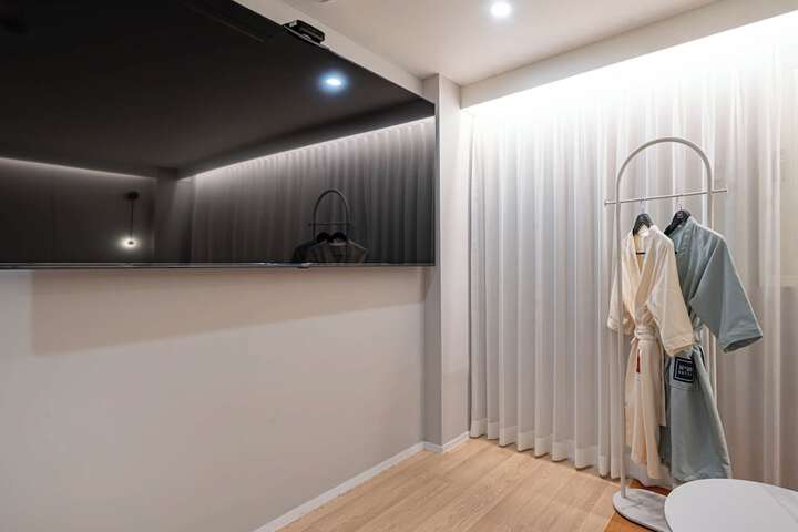 Room 25 of 37