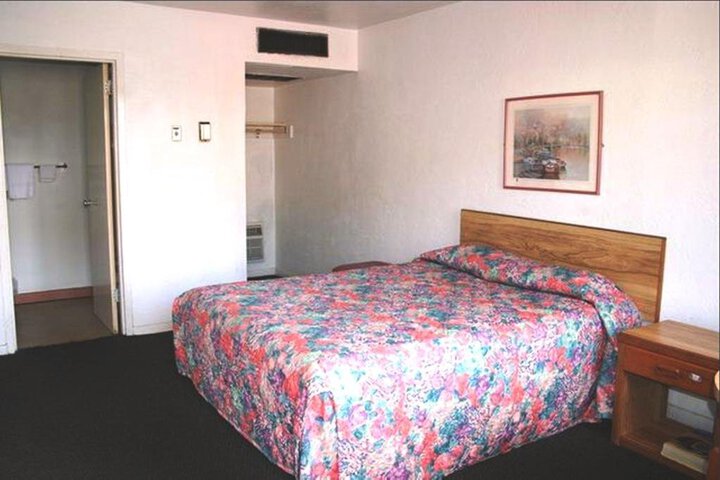 FOUNTAIN INN & SUITES
