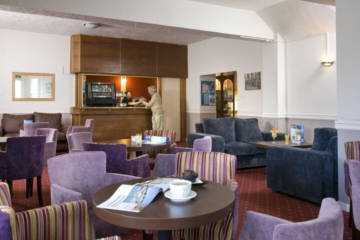 Lounge 33 of 46